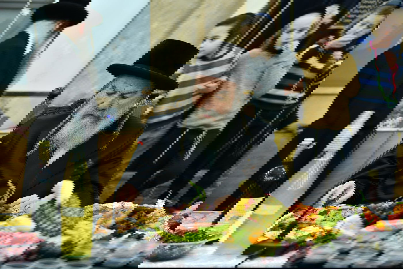 האדמו"ר מאשלג ב'טיש' לרגל ט"ו בשבט