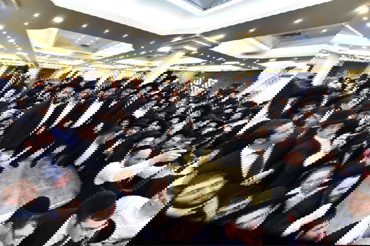 תיעוד ענק: נכדת הגר"ח קנייבסקי התחתנה בבני ברק