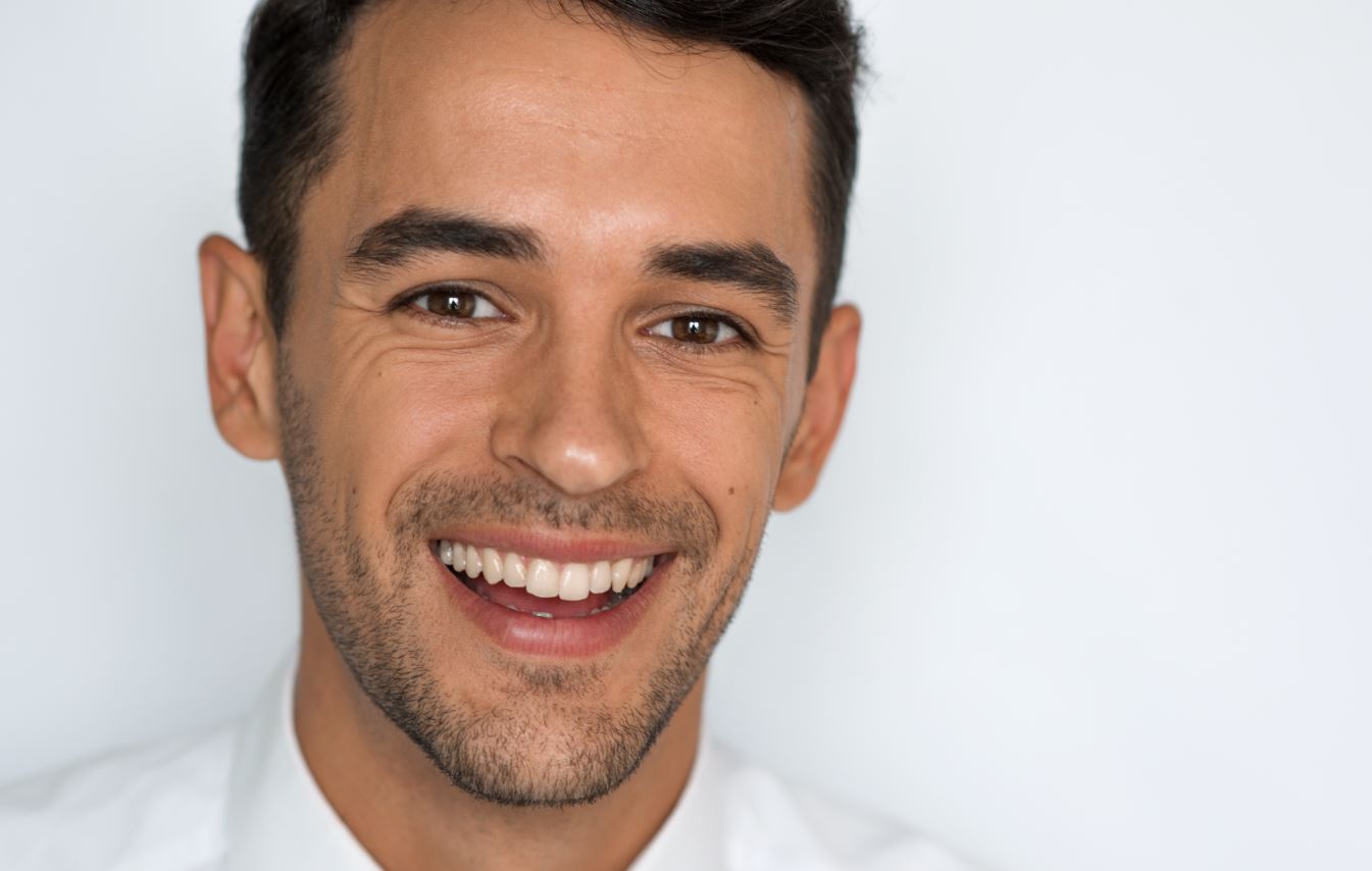 לא רק קולה וקפה: הדברים שגורמים לשיניים להצהיב