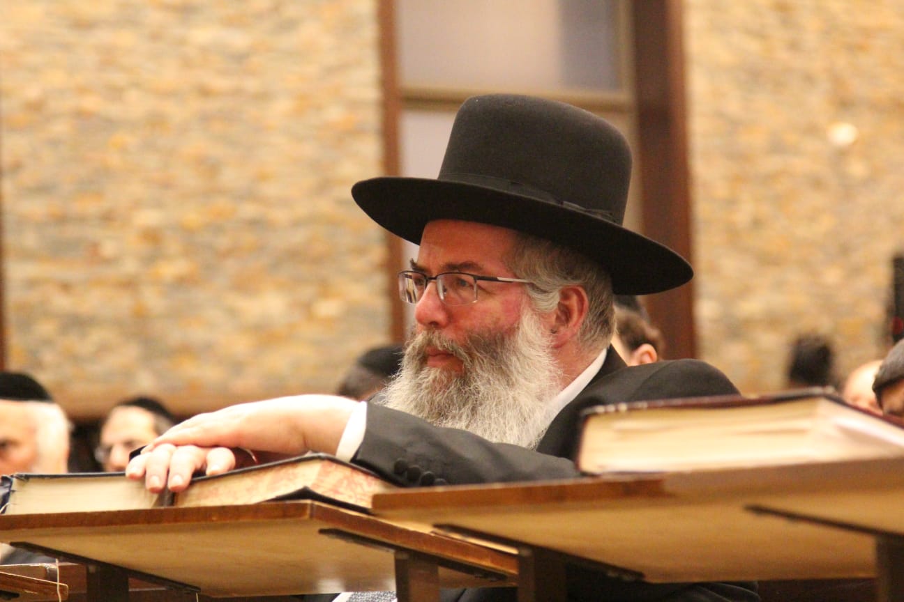 רב העיר כינס את האברכים וזעק נגד טלפון כשר ו'נייעס' • האזינו