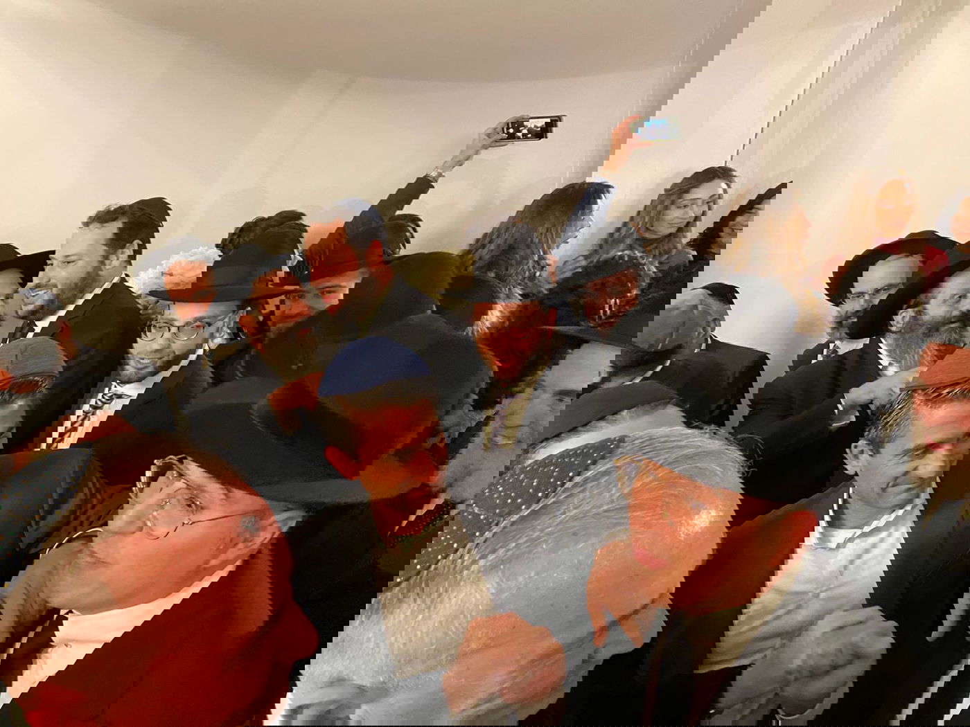 בחתונת בתו: הזמר יעקב שוואקי ריגש את המשתתפים