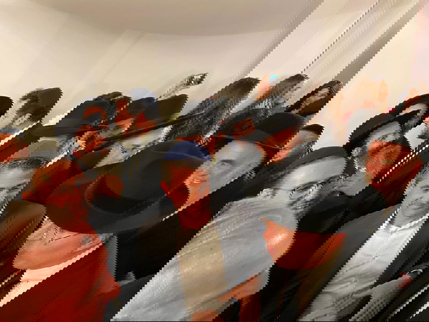 בחתונת בתו: הזמר יעקב שוואקי ריגש את המשתתפים