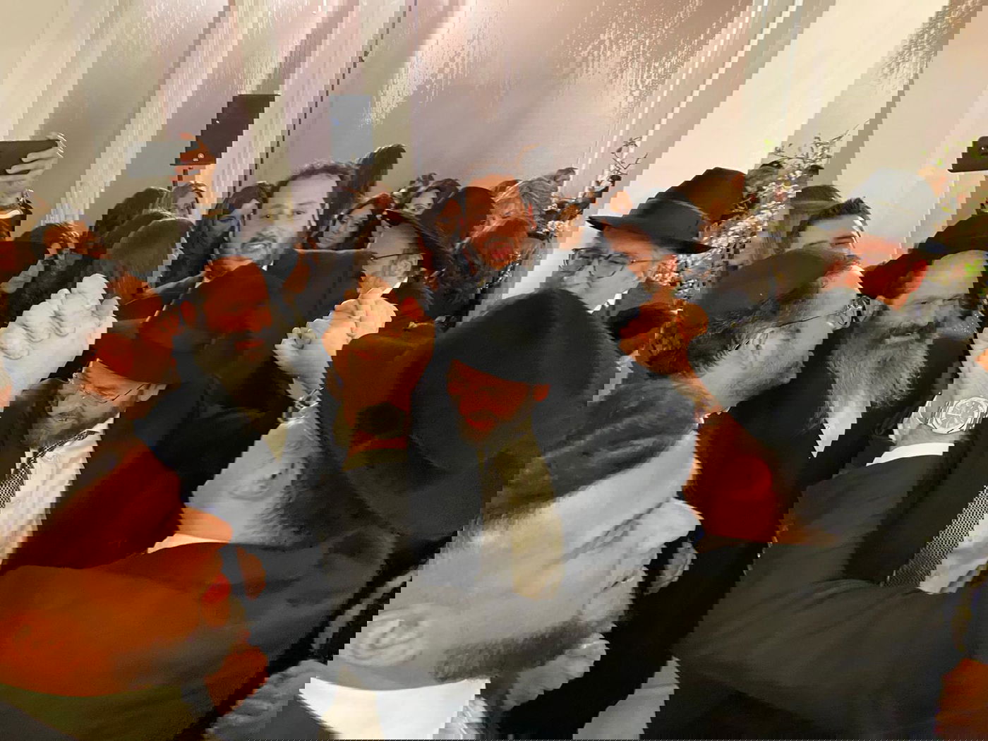 בחתונת בתו: הזמר יעקב שוואקי ריגש את המשתתפים