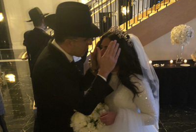 בחתונת בתו: הזמר יעקב שוואקי ריגש את המשתתפים