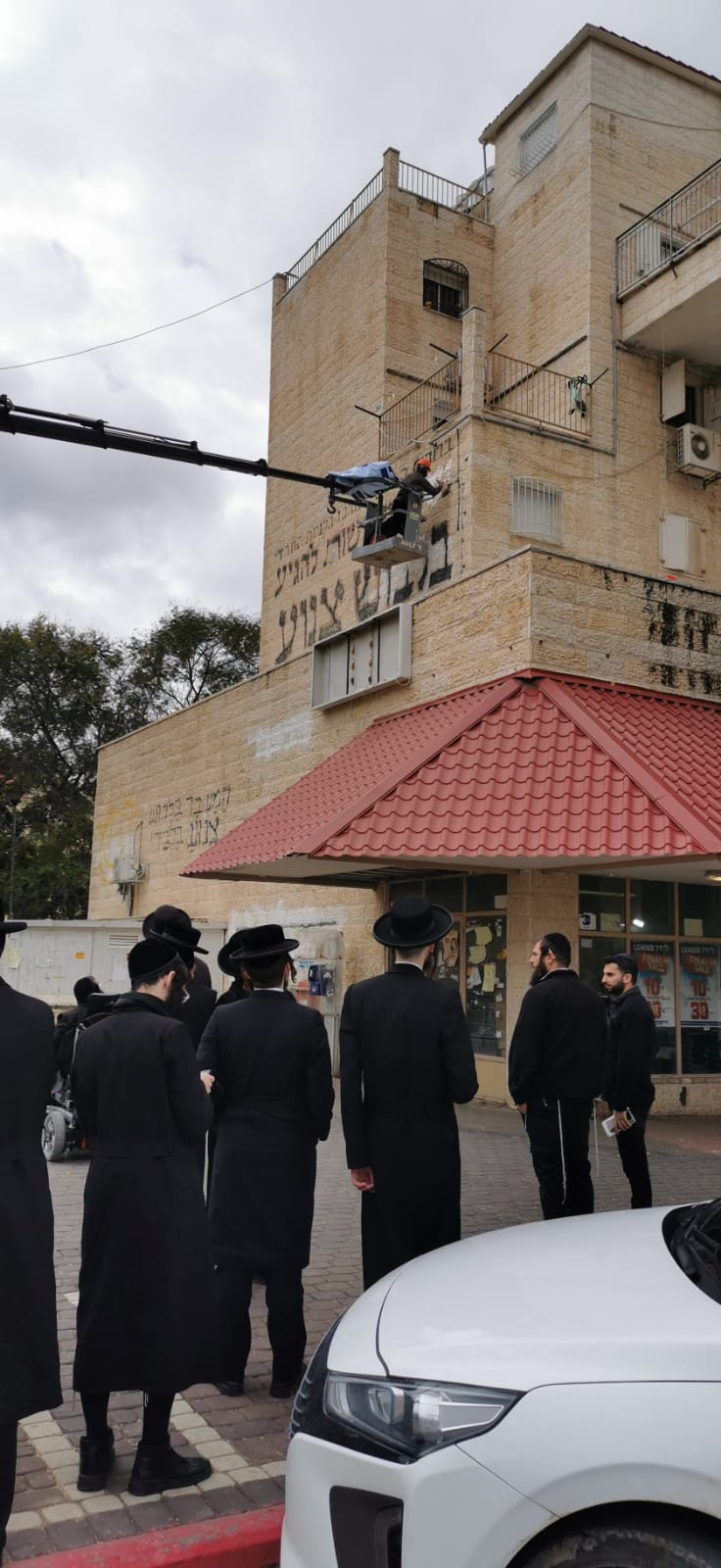 סוער בבית שמש: הקיצונים נגד שלטי הצניעות של העירייה