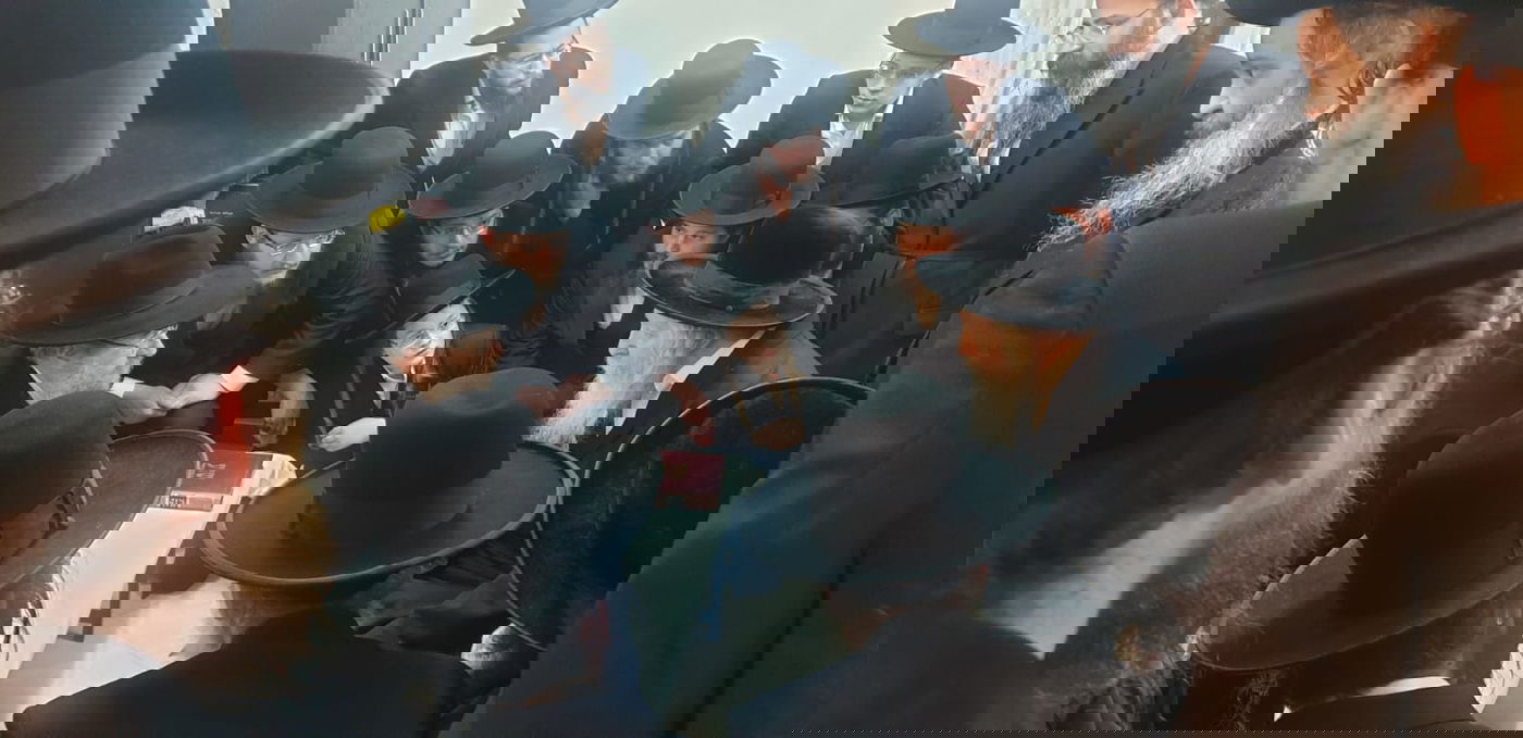 אדמו"רים ורבנים בניחום אבלים אצל יו"ר ועד הישיבות