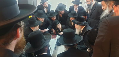 אדמו"רים ורבנים בניחום אבלים אצל יו"ר ועד הישיבות