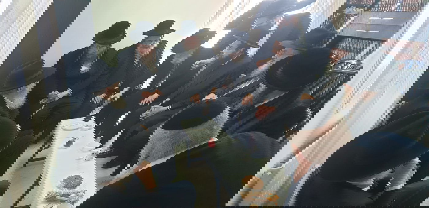 אדמו"רים ורבנים בניחום אבלים אצל יו"ר ועד הישיבות