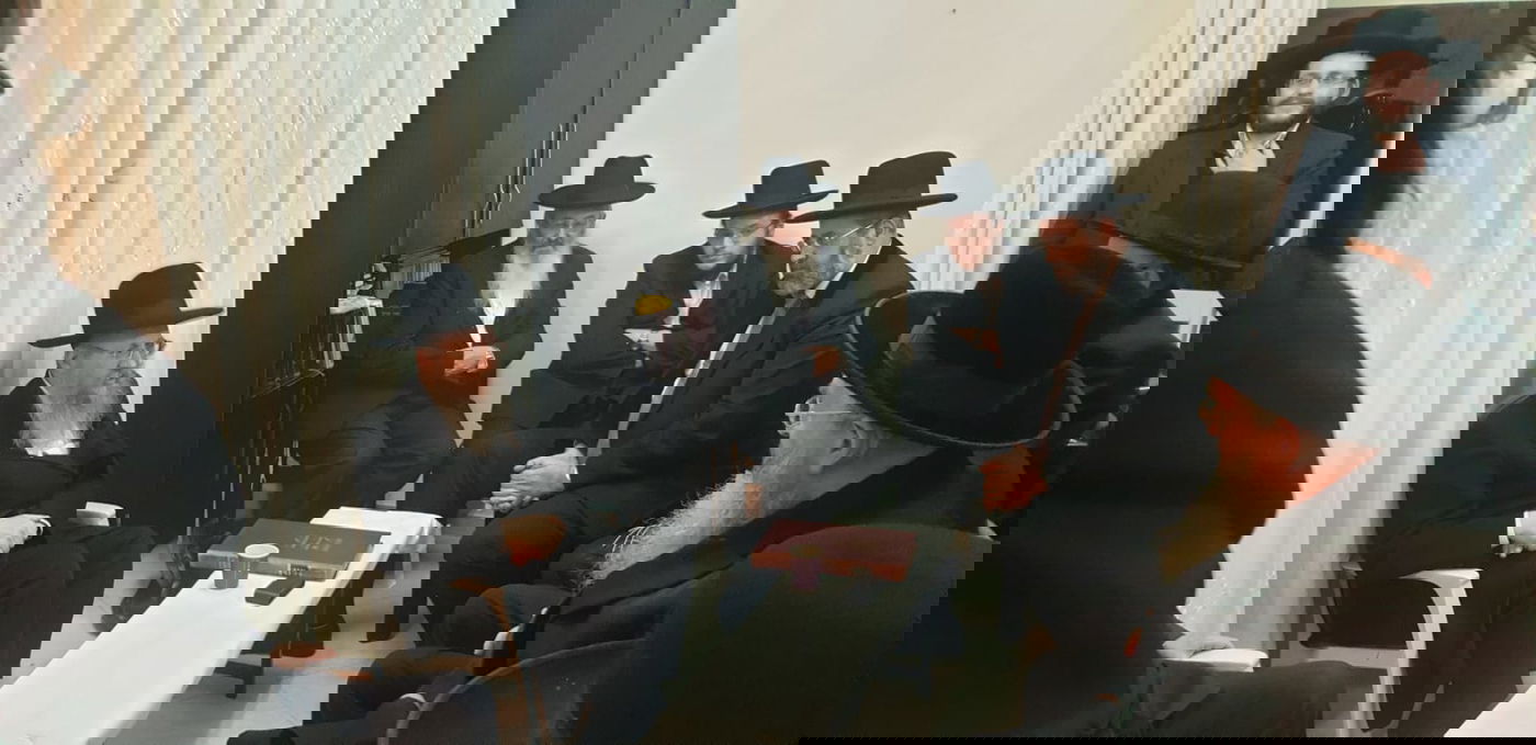 אדמו"רים ורבנים בניחום אבלים אצל יו"ר ועד הישיבות