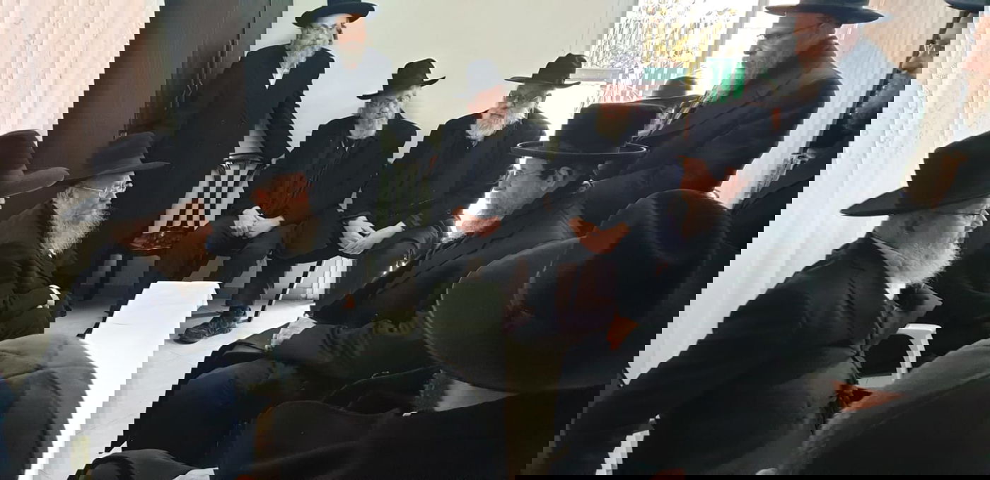 אדמו"רים ורבנים בניחום אבלים אצל יו"ר ועד הישיבות