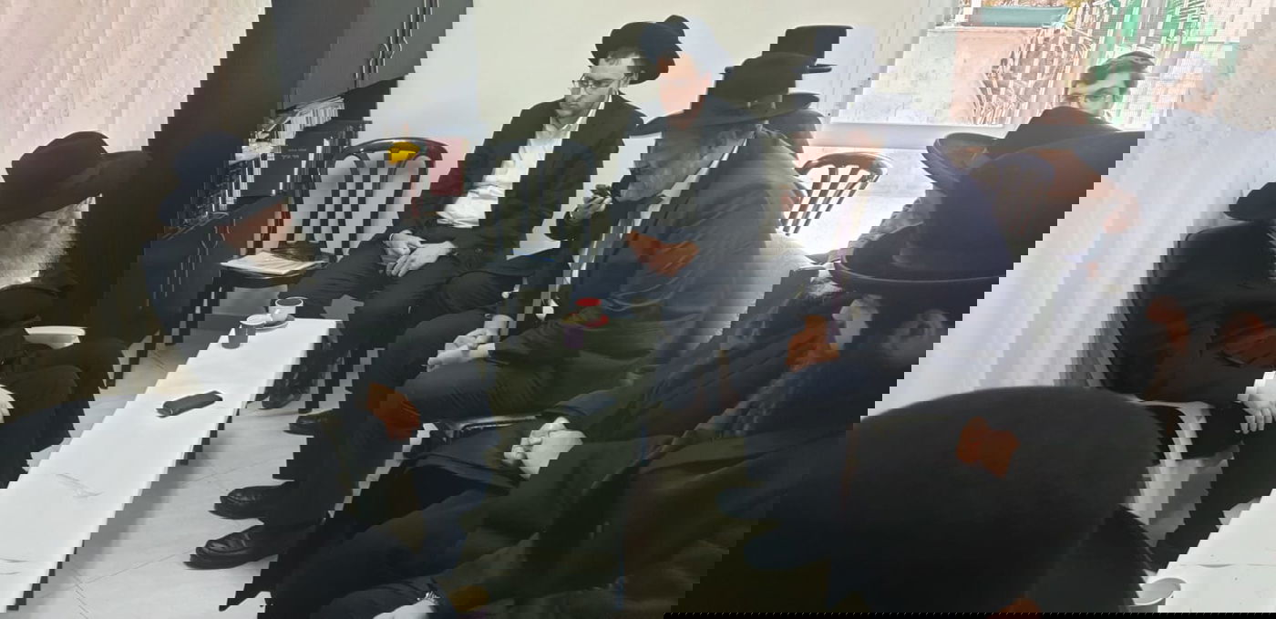 אדמו"רים ורבנים בניחום אבלים אצל יו"ר ועד הישיבות