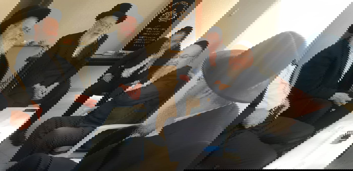 אדמו"רים ורבנים בניחום אבלים אצל יו"ר ועד הישיבות