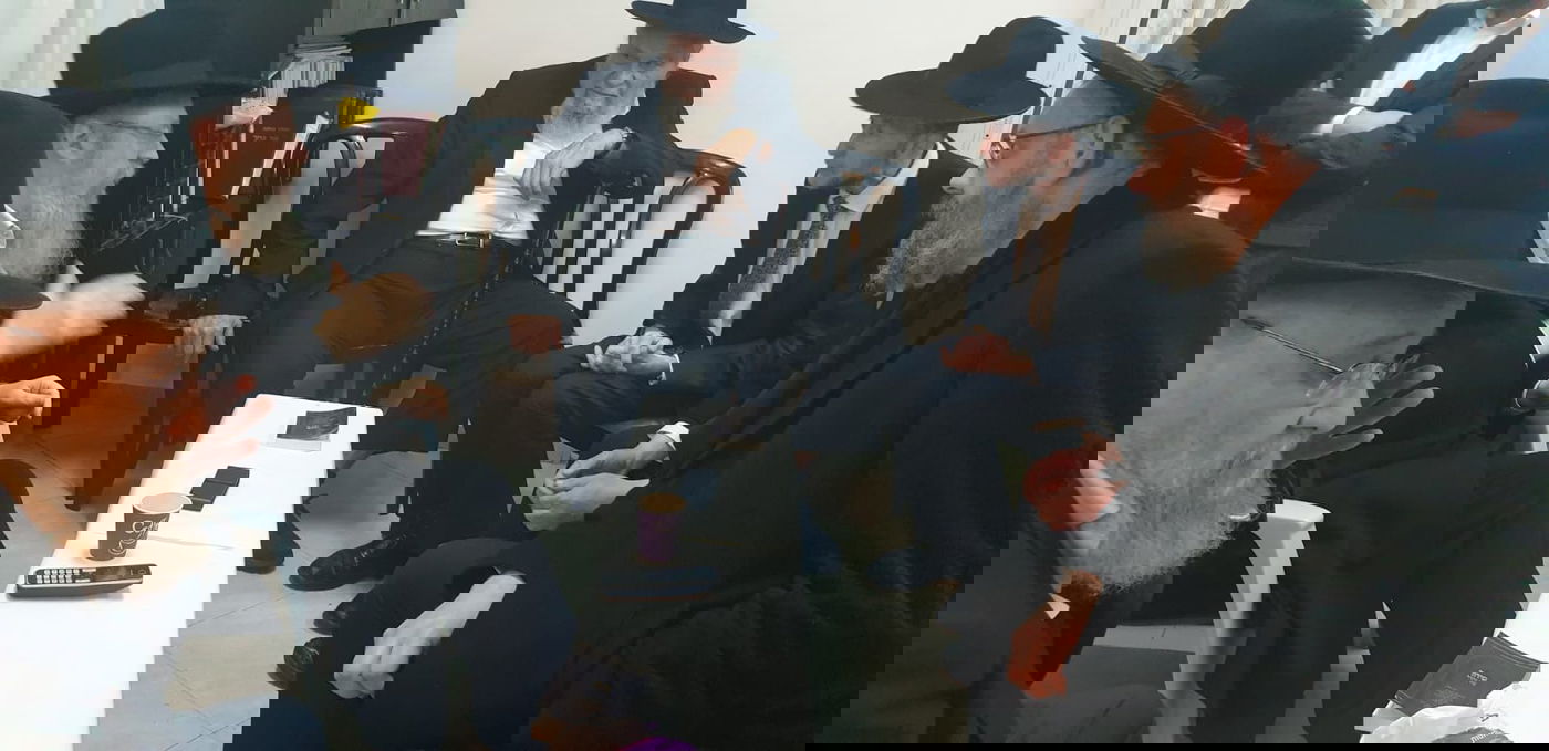 אדמו"רים ורבנים בניחום אבלים אצל יו"ר ועד הישיבות