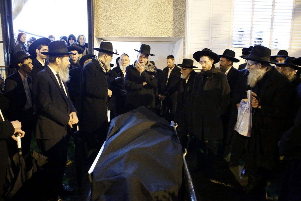 פתח תקווה דמעה בהלוויית מרת מלכה הרמן ע"ה • צפו