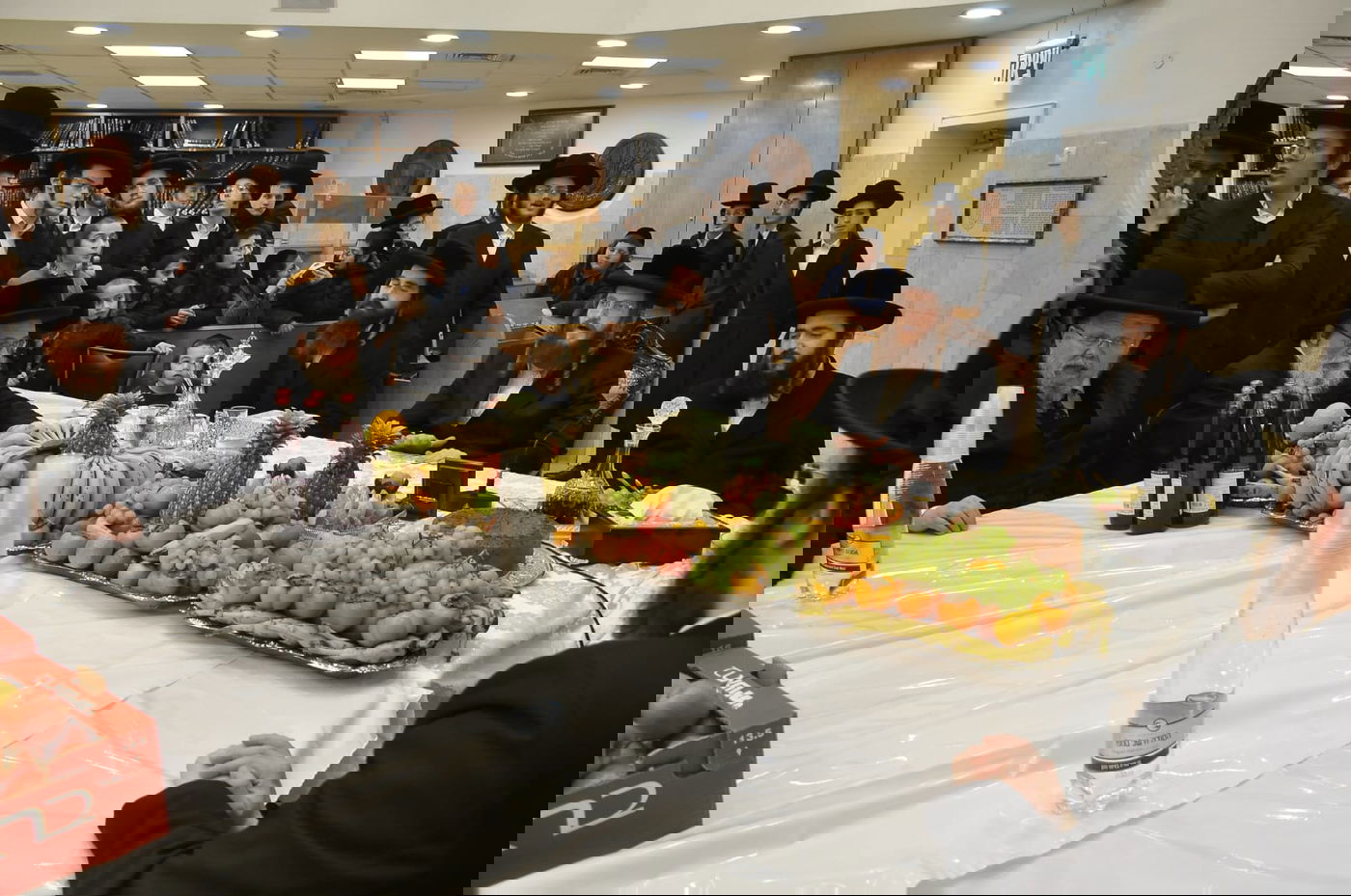 צפו: הטיש הראשון של האדמו"ר מקאליב