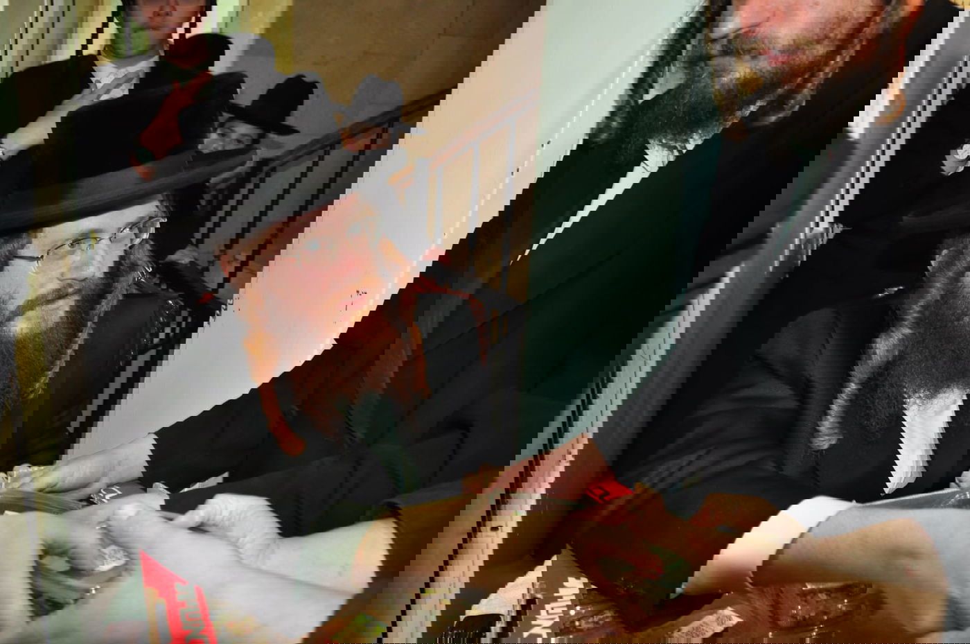 צפו: הטיש הראשון של האדמו"ר מקאליב