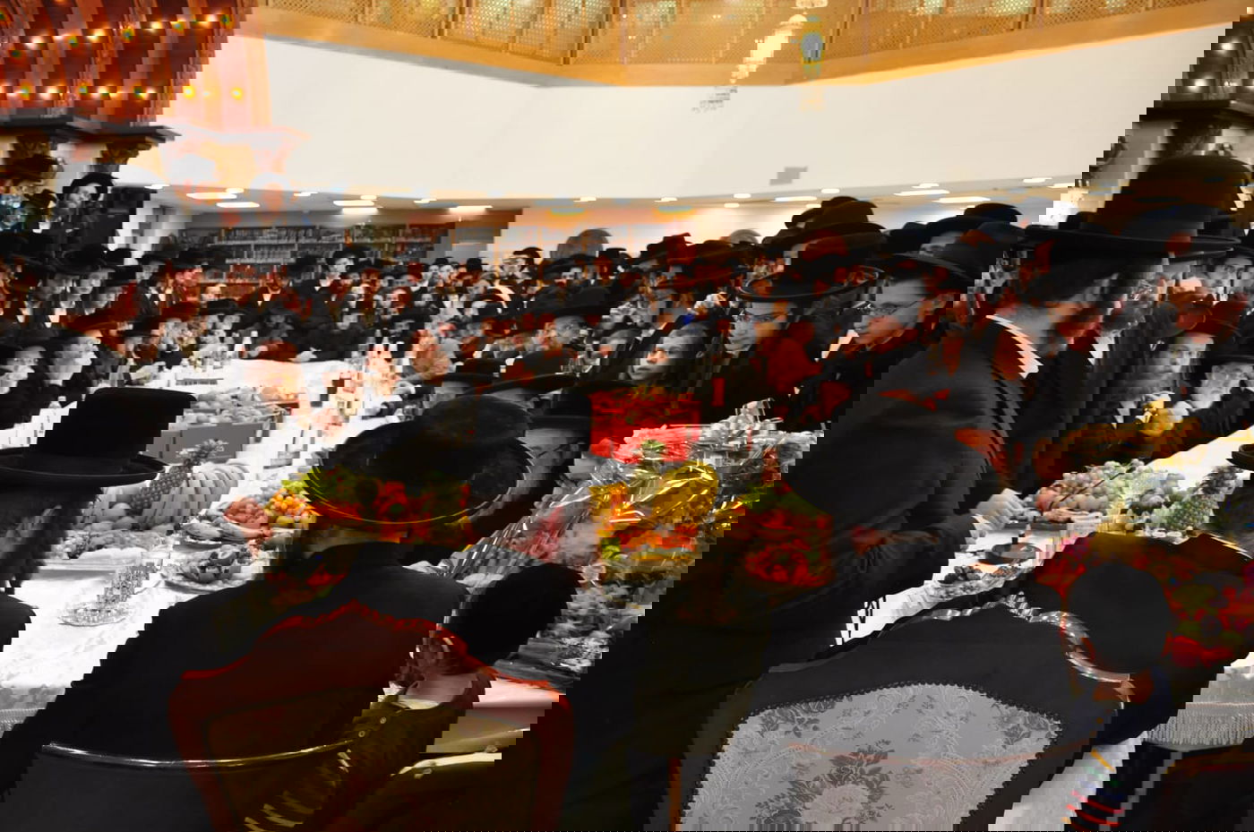 צפו: הטיש הראשון של האדמו"ר מקאליב