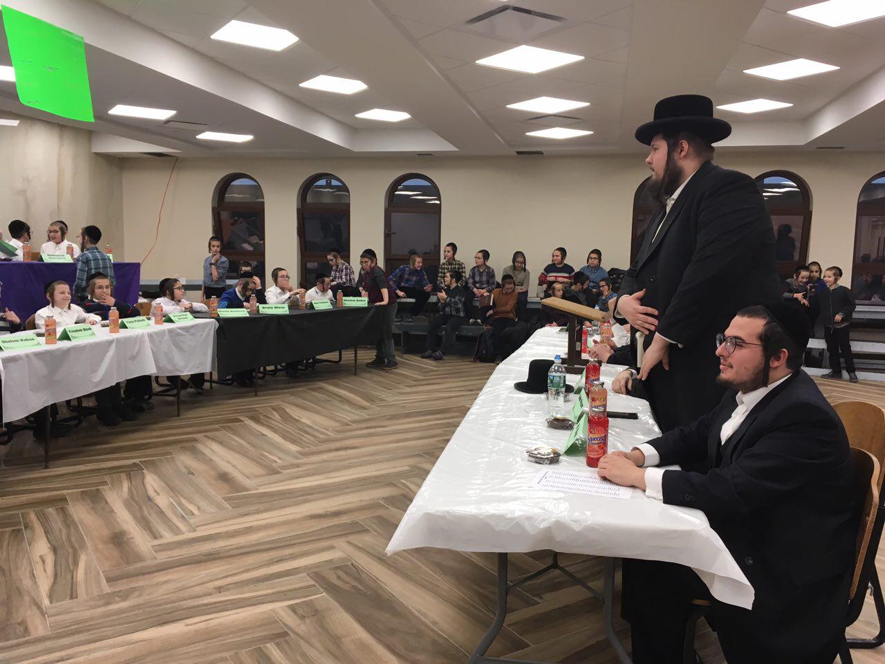 הרב משה קליין משמש כשופט בתחרות איות אנגלית בחיידר חסידי בברוקלין