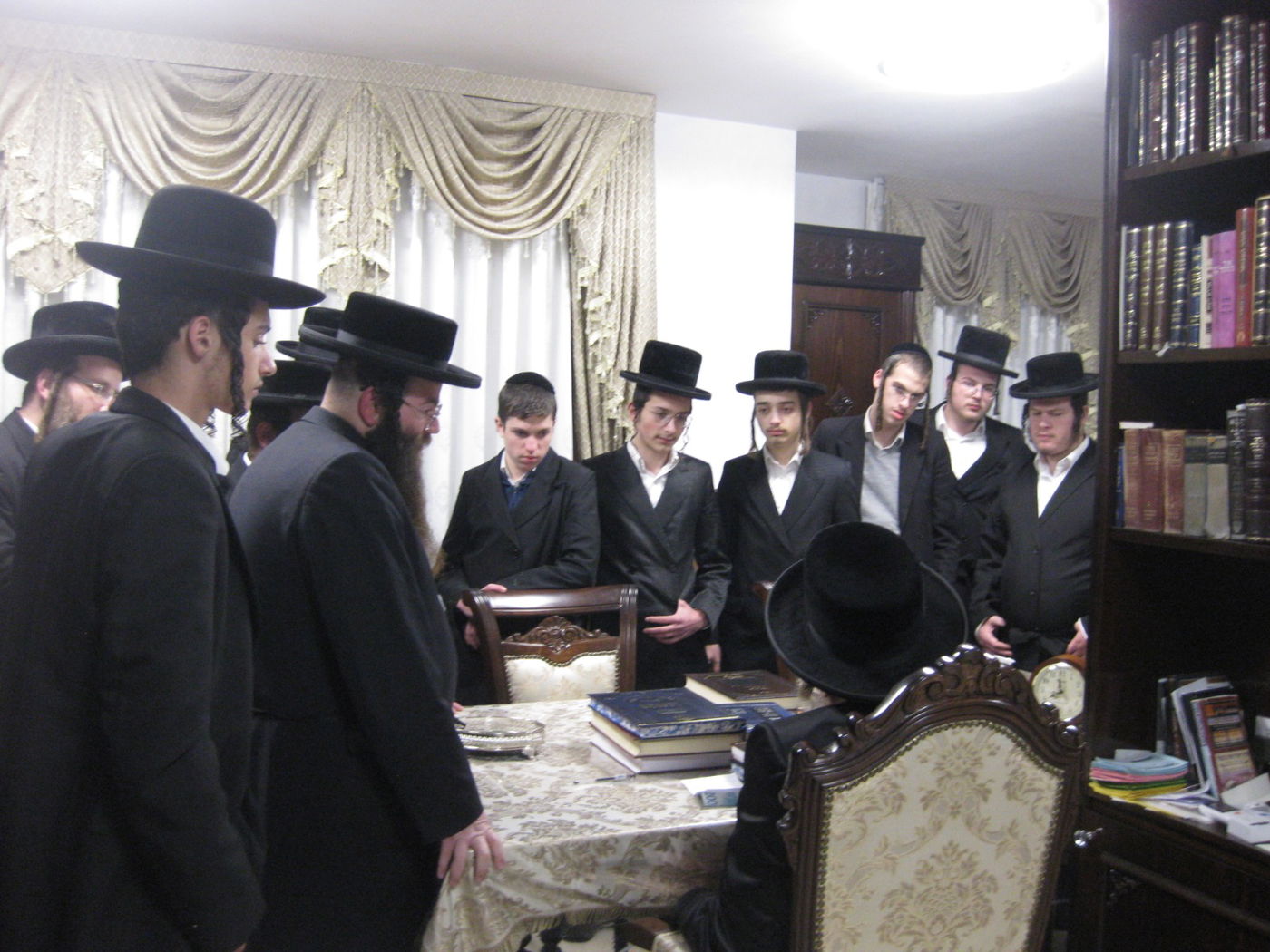 בחורי 'נעם אלימלך' בביקור חיזוק אצל הרבי מדז'יקוב ויז'ניץ