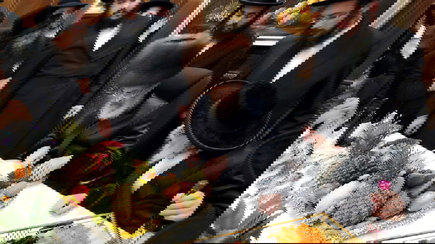 האדמו"ר בחלוקת הפירות (צילום: י. ראנד)