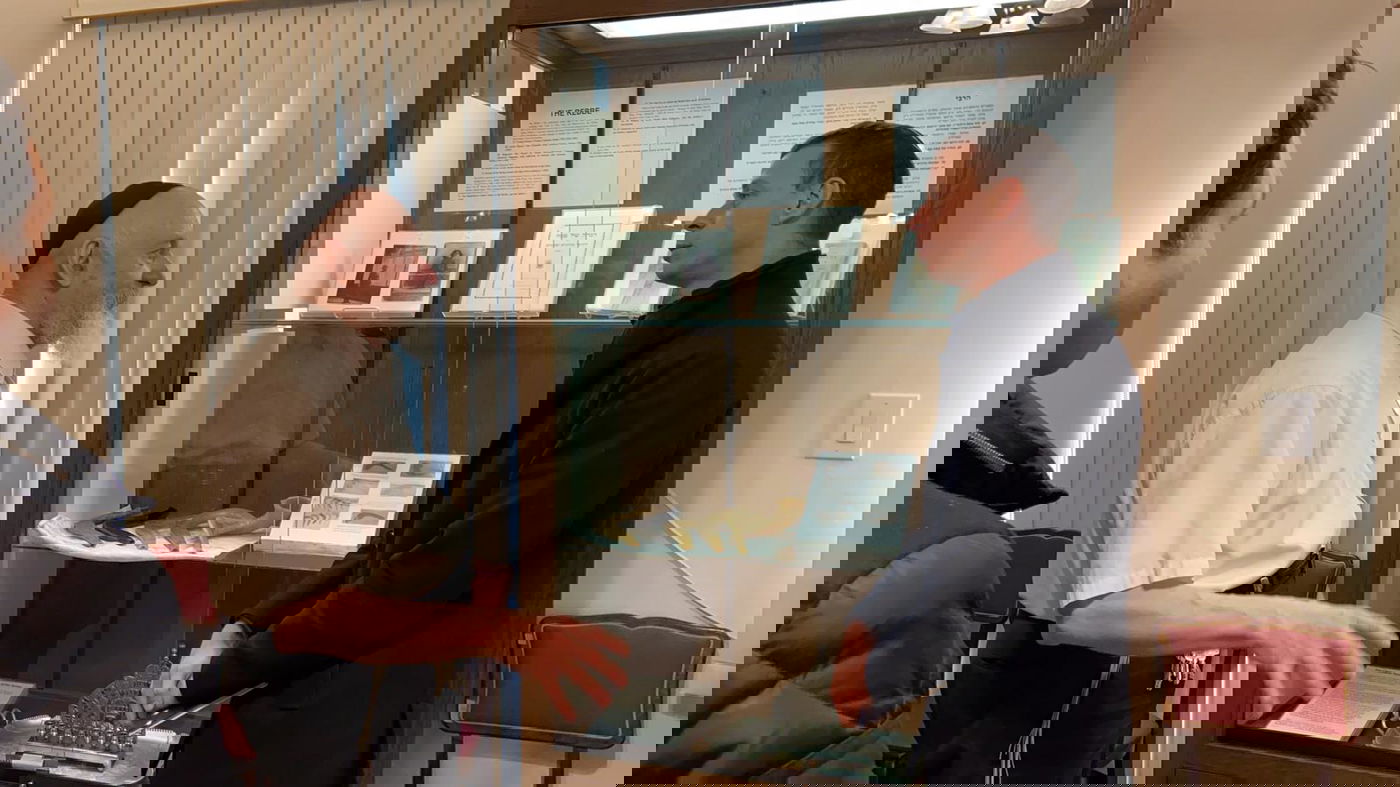 עמית סגל ביקר ב-770: "חב"ד לא נבהלו מטכנולוגיה"