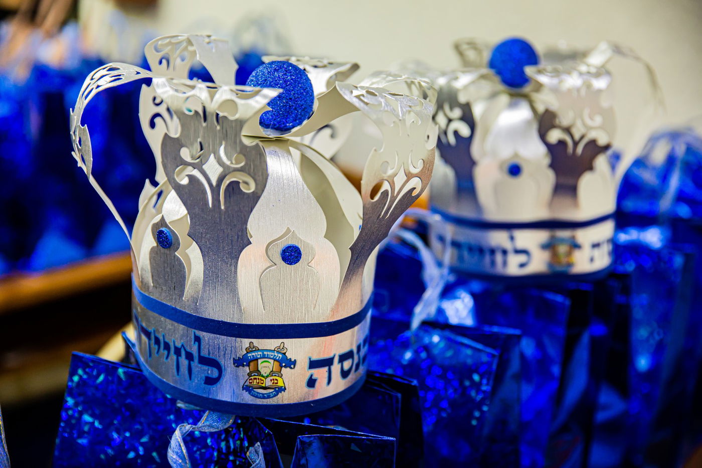 ילדי חב"ד מלקקים את הדבש ב'כניסה לחיידר' • צפו