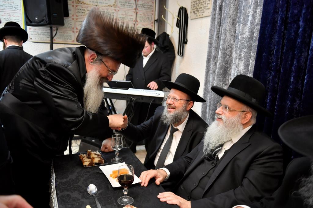 בבני ברק חגגו את חתונת בתו של רב קהילת חסידי ויז'ניץ