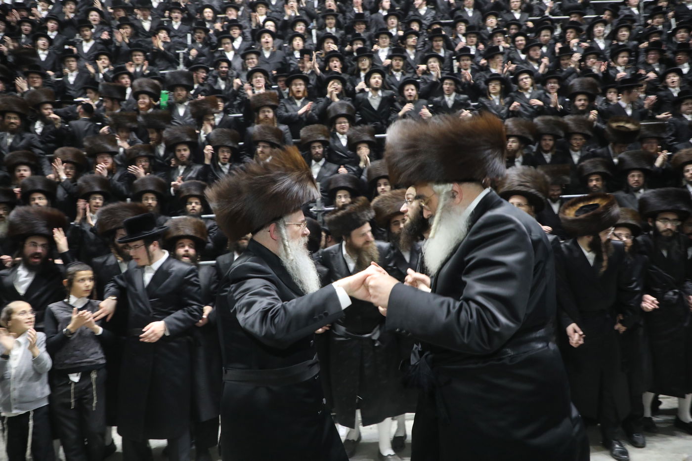 החסידים חגגו בשמחת בית 'דושינסקיא' - 'שבט הלוי' • צפו