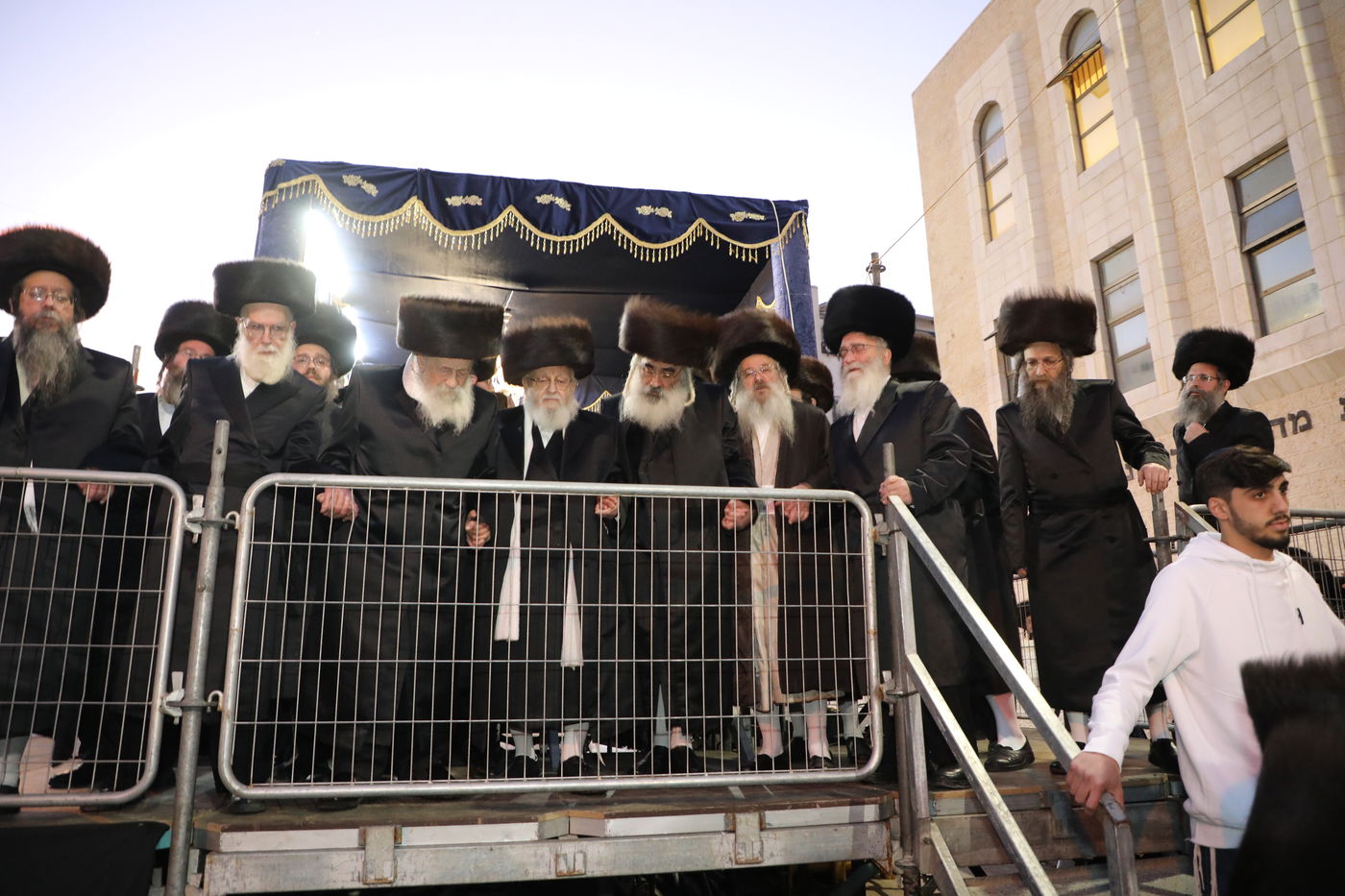 החסידים חגגו בשמחת בית 'דושינסקיא' - 'שבט הלוי' • צפו