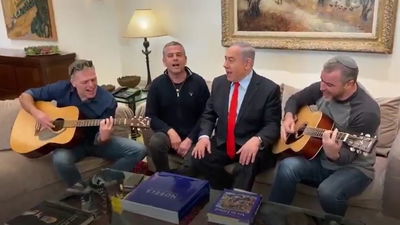 נתניהו ועיתונאים שרים "שבחי ירושלים" • צפו