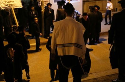 קיצונים שהפגינו מול ראש ישיבת מיר, הוכנסו לביתו ונרגעו