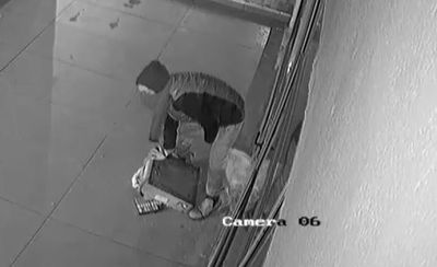 פרץ ל-8 בתי עסק, תועד במצלמות - ונעצר