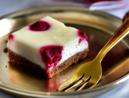 עוגת גבינה ופטל אדום של הקונדיטורית חסי סגל