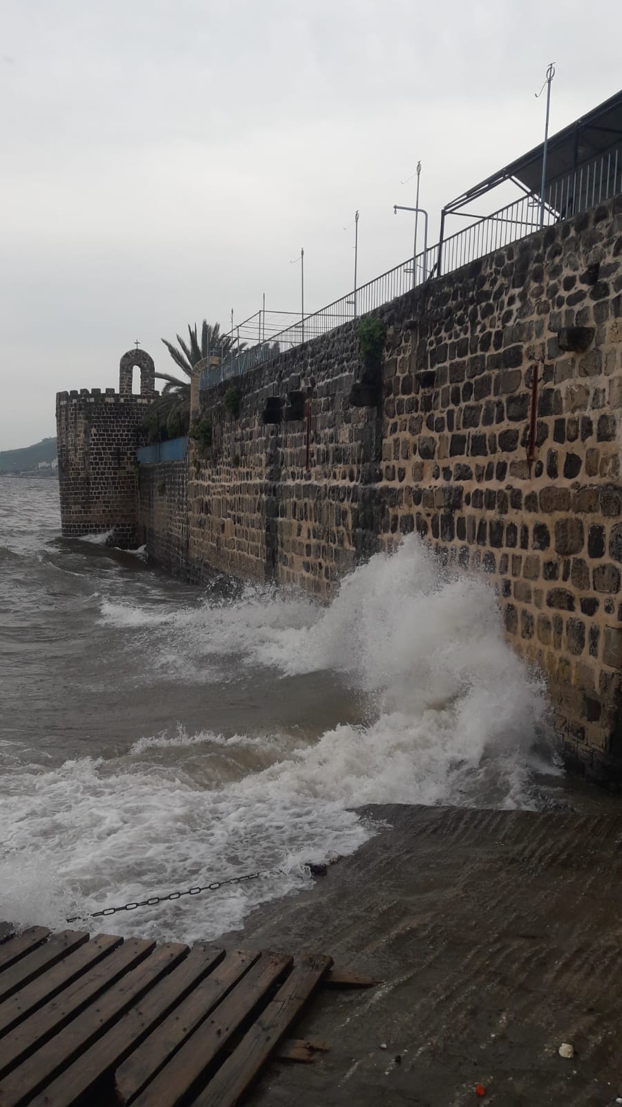 הטבריינים לחוצים: הכנרת 'עולה על גדותיה'
