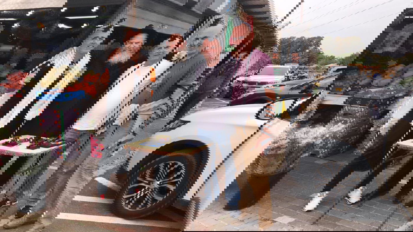 'סערת הדוכנים' בתל אביב: המונים הניחו תפילין ברחובות