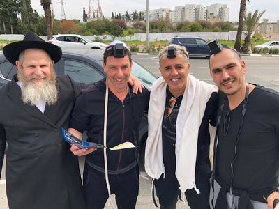 'סערת הדוכנים' בתל אביב: המונים הניחו תפילין ברחובות