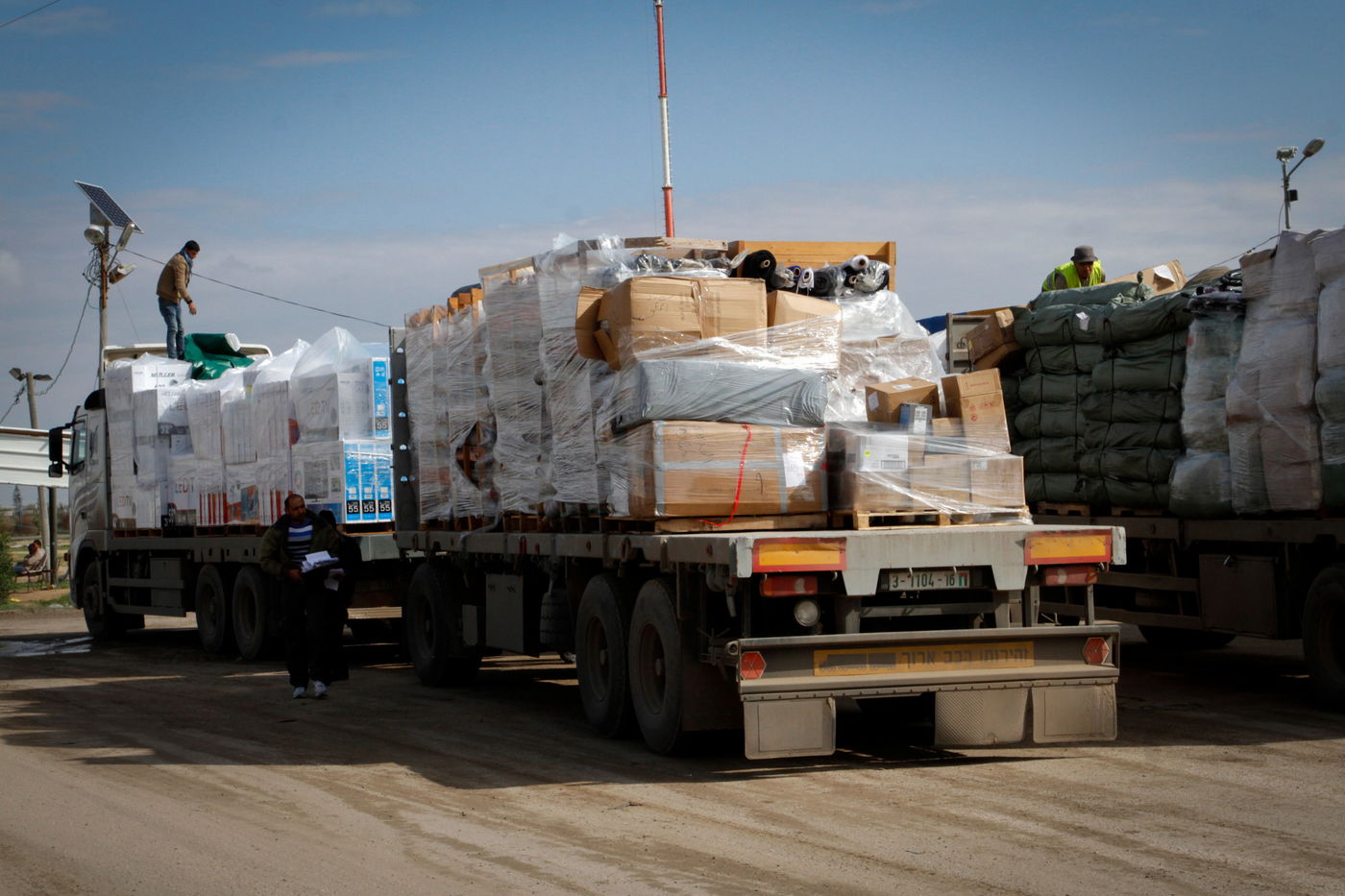 משאיות מלט במעבר לעזה. ארכיון