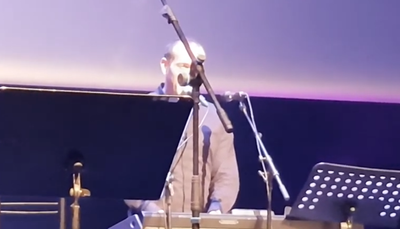 שי אברמסון מפתיע ומנגן על הקלידים • צפו