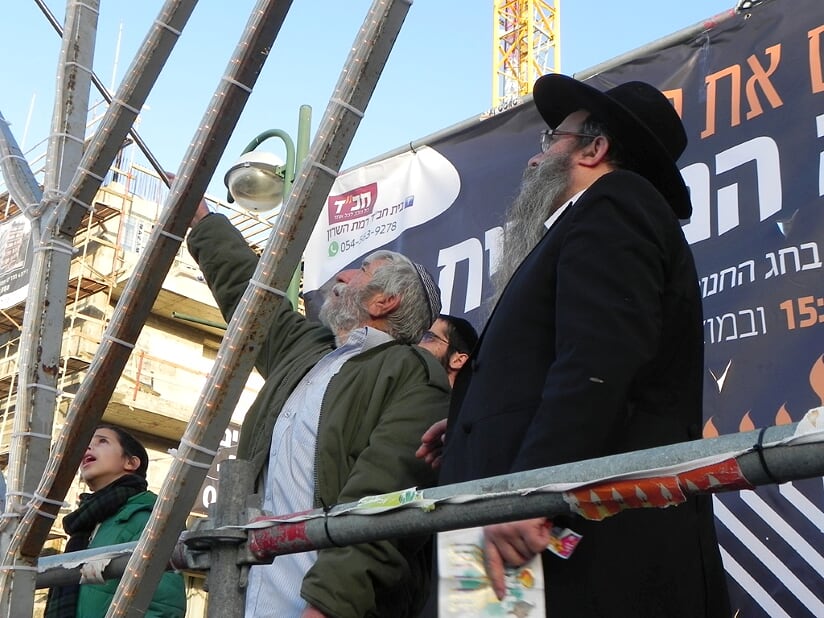 הדלקת חנוכיה ברחובה של רמת השרון