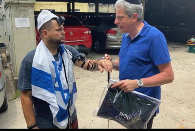 לראשונה: חגג בר מצווה והניח תפילין • צפו