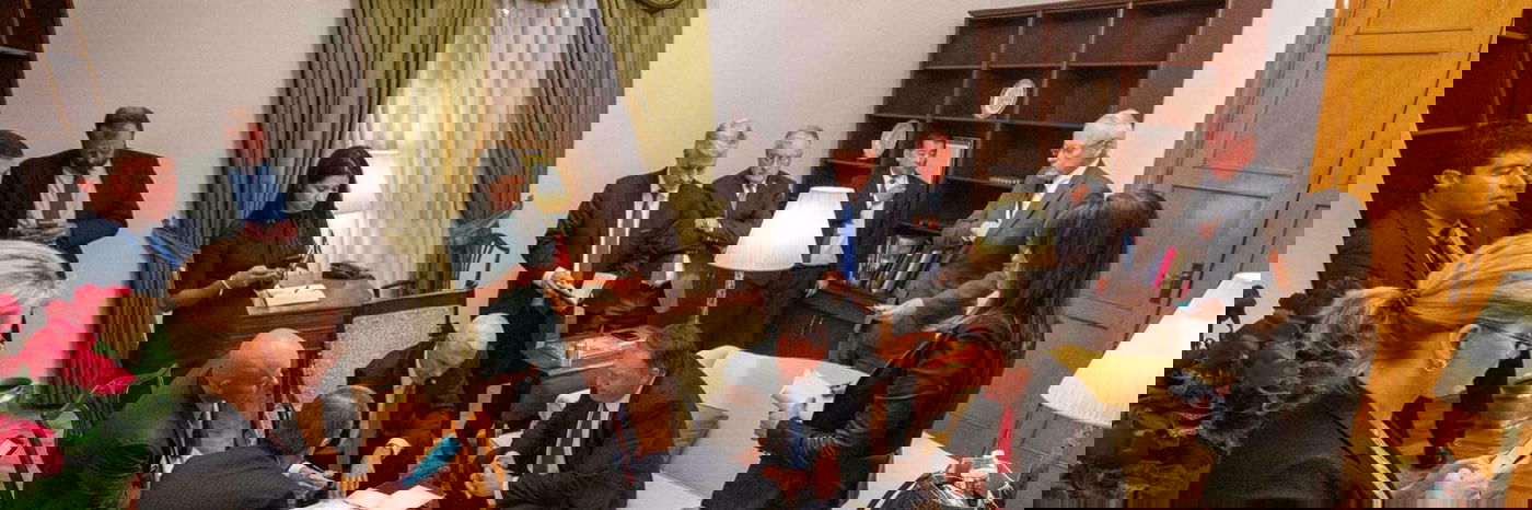 קייטי בעת עבודתה עם סגן הנשיא