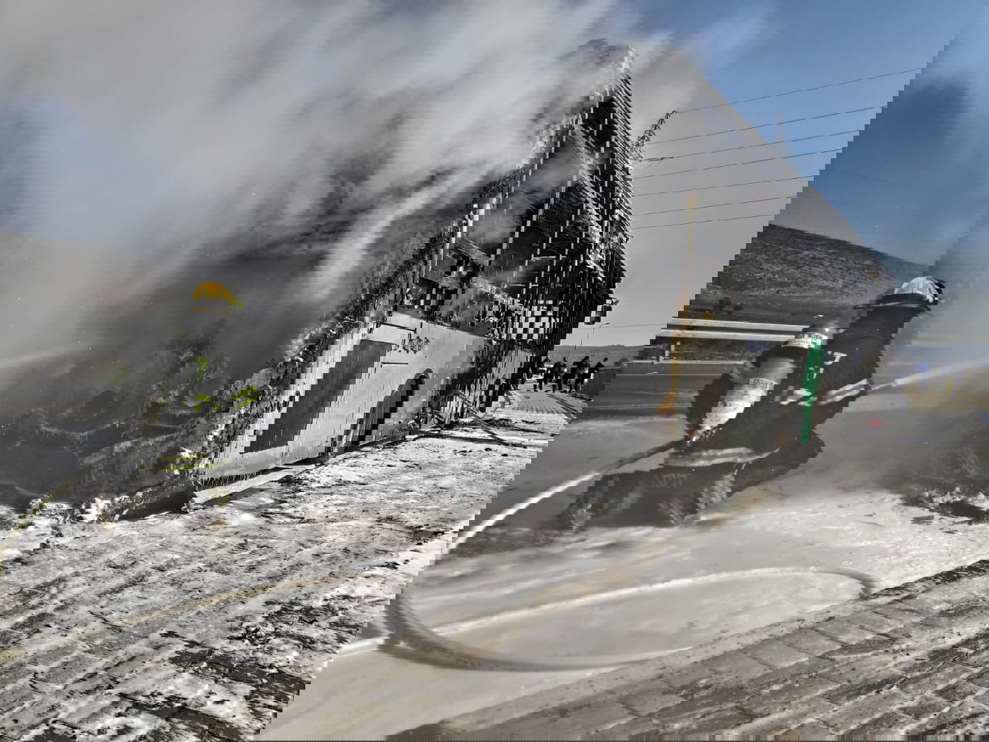 אוטובוס עלה בלהבות ענק בצומת בית רימון