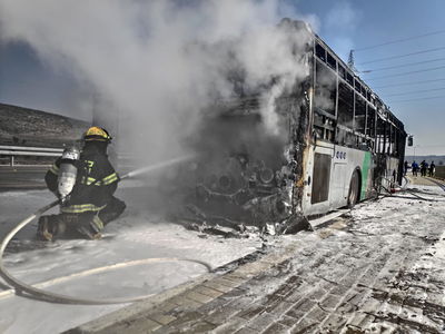 אוטובוס עלה בלהבות ענק בצומת בית רימון
