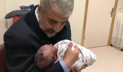 כשחאלד משעל החזיק את נכדו החדש • צפו