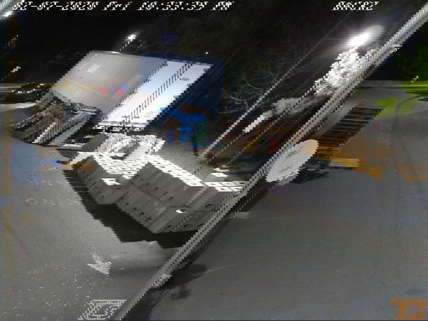 כמה שניות לאחמ"כ, האישה נוסעת מהמקום