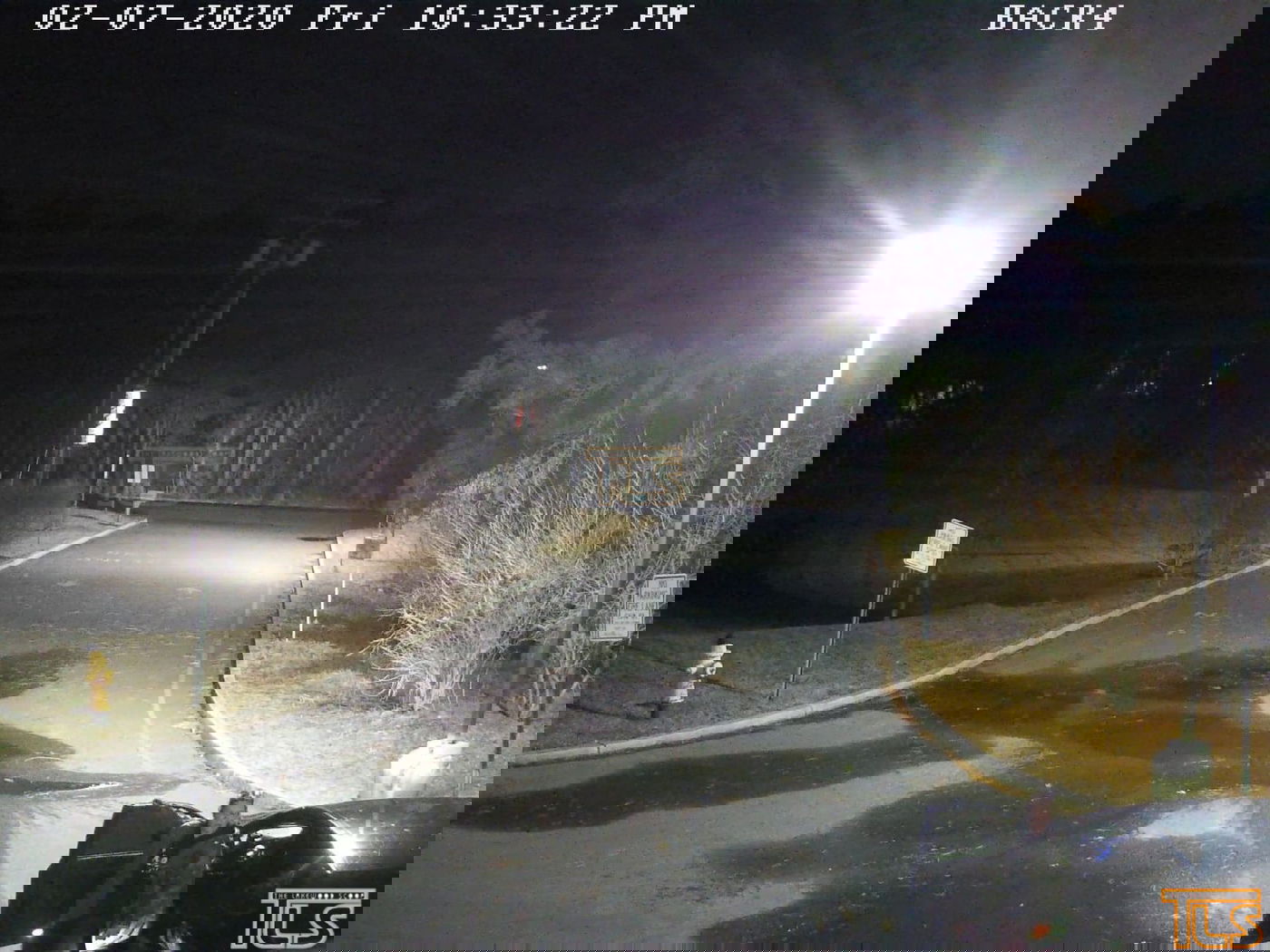 האישה יוצאת מרכבה