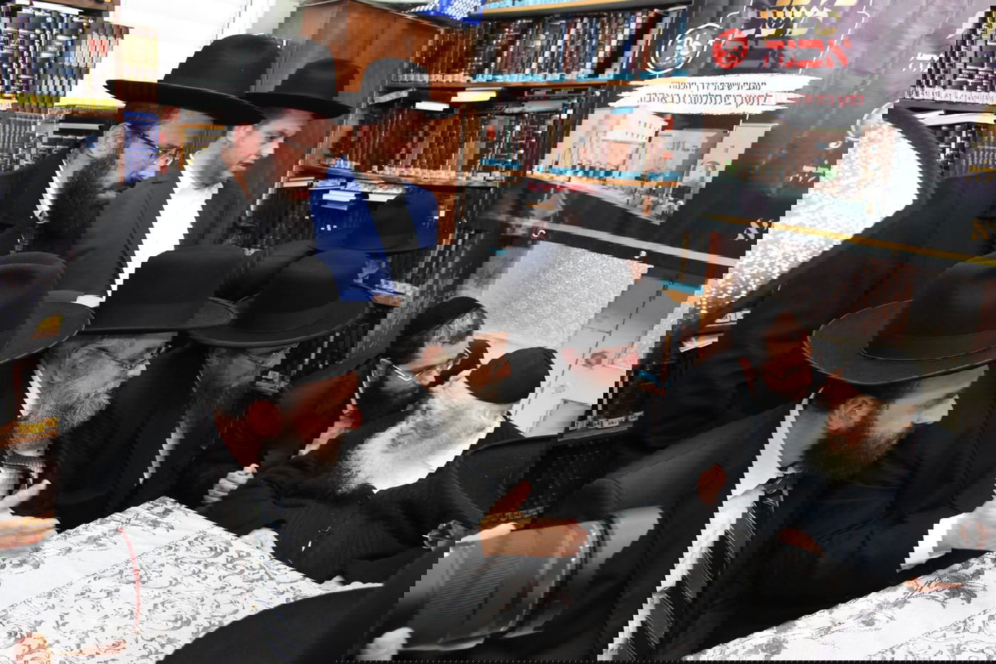 בוגרי 'דרך חכמה' נרתמים למען השלמת רכישת מבנה הישיבה