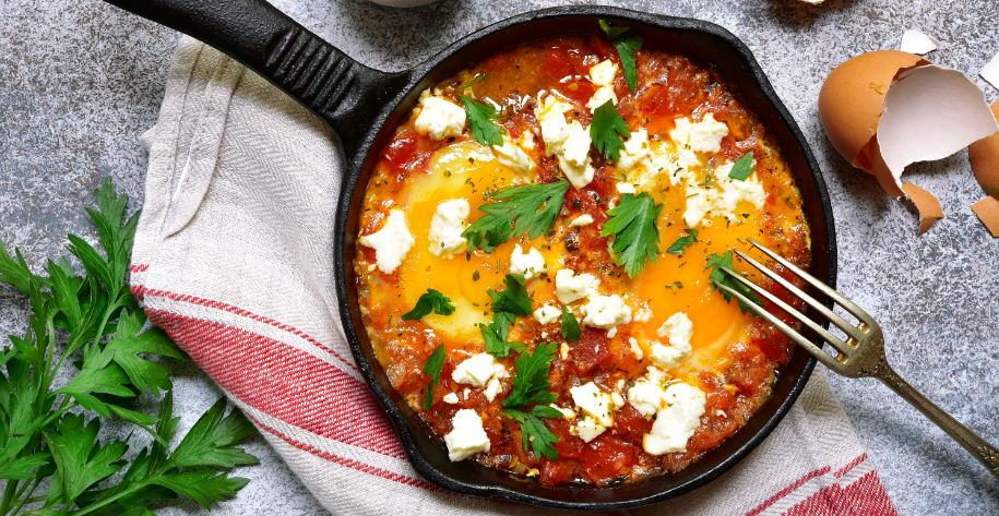 תבשיל עגבניות עם תפוחי אדמה וביצים או בעצם: שקשוקה משודרגת