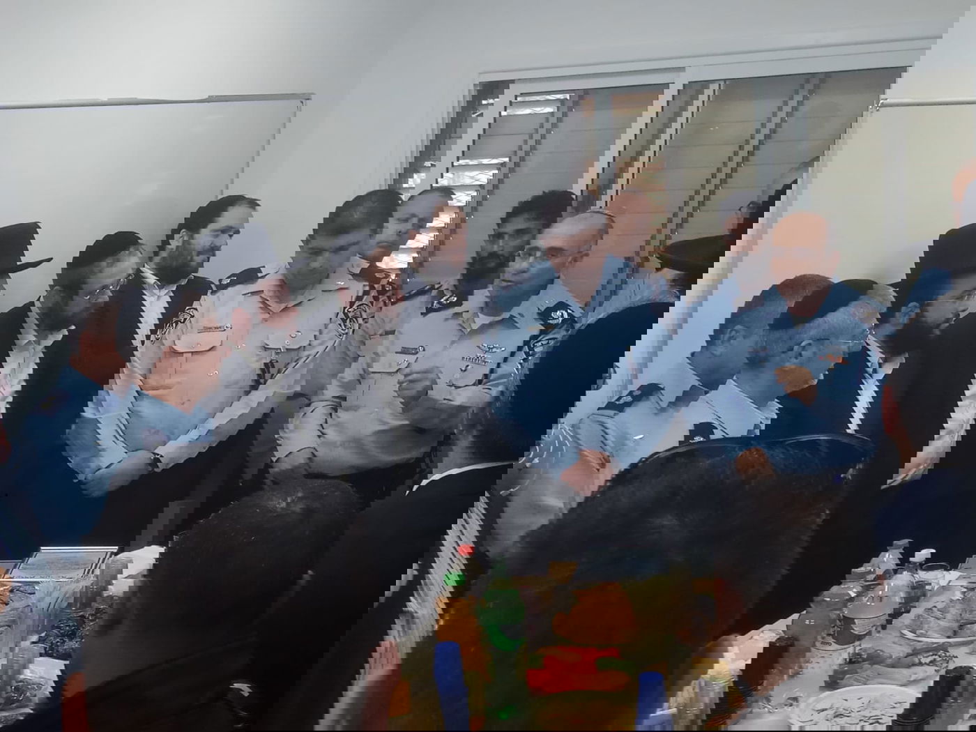 נכד הגר"ח קבע מזוזות בתחנת השיטור העירוני