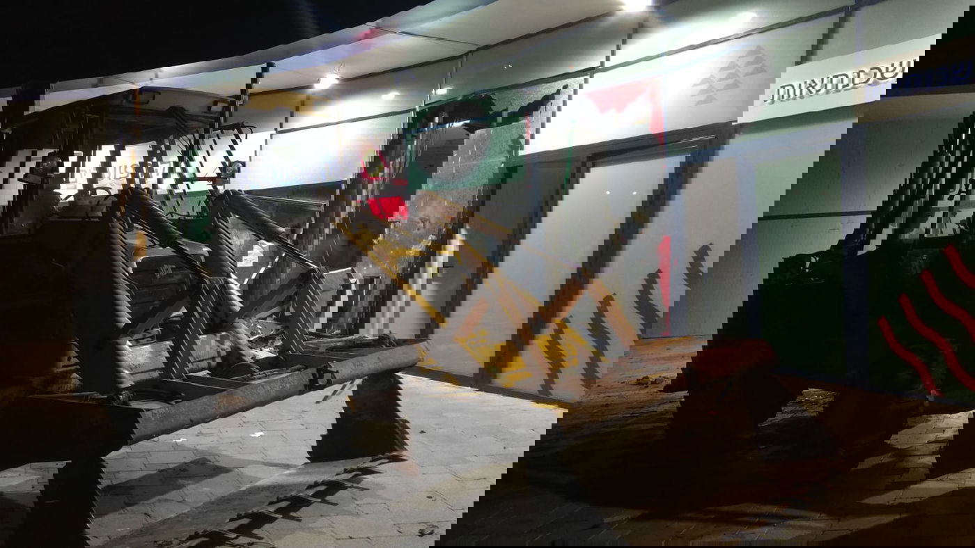 גנבו טרקטור וטנדר, עקרו כספומט עם 700 אלף ש"ח ונמלטו